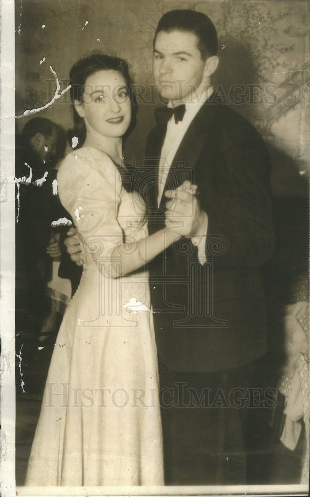 1942 Press Photo Edith Kindon Gould grand daughter Jay debutante Wisconsin join - Historic Images