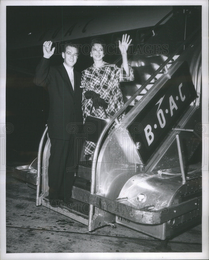 1948 Press Photo Johnny King Glenview, Ill. and Mrs. King wave adieu - Historic Images