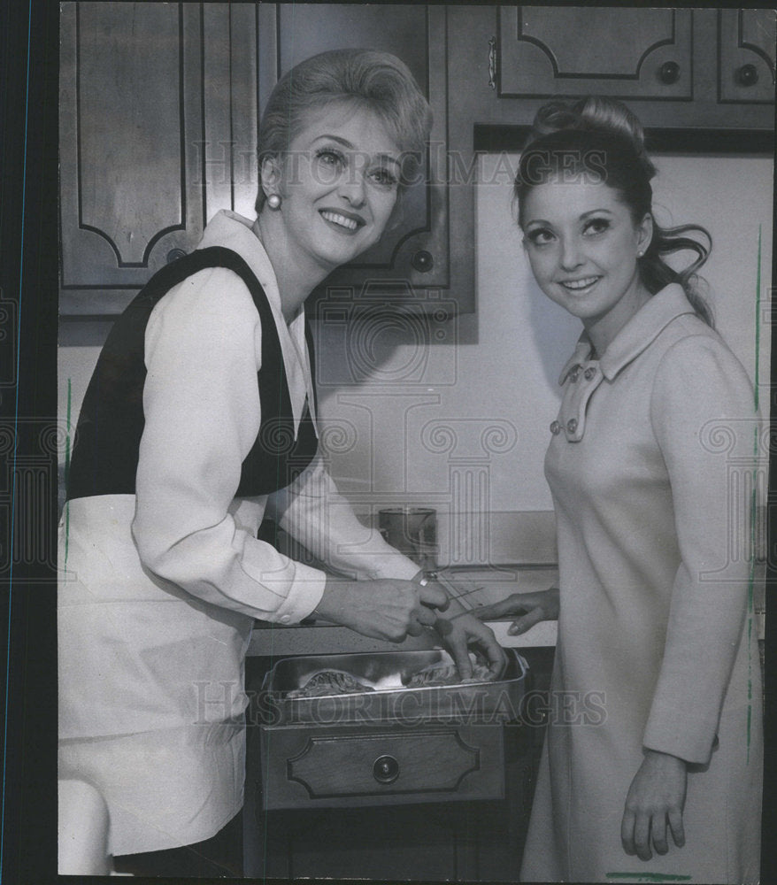 1968 Press Photo Celeste Holm Michelle Karate Peachy Chicken Mame pioneers Cook - Historic Images