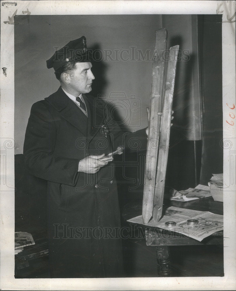 1950 Policeman Richard Lindgren inspecting wood used to crash auto - Historic Images