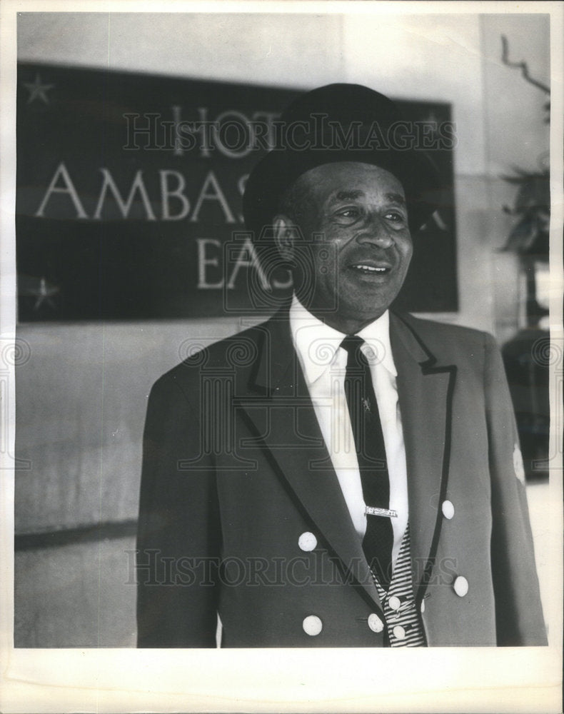 1963 Press Photo Robert Lindsey Ambassador East Hotel head doorman Ralph Walters - Historic Images