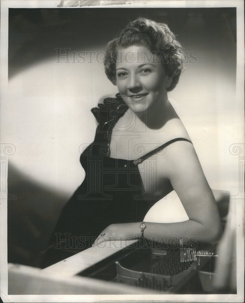 1949 Press Photo Socialist French born Lucienne Kirk Family Chanteuse Parisienne - Historic Images