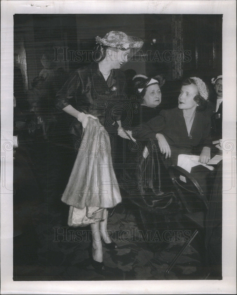 1951 Mrs. Paul C. L&#39;Amoreaux Chicago City Socialite - Historic Images