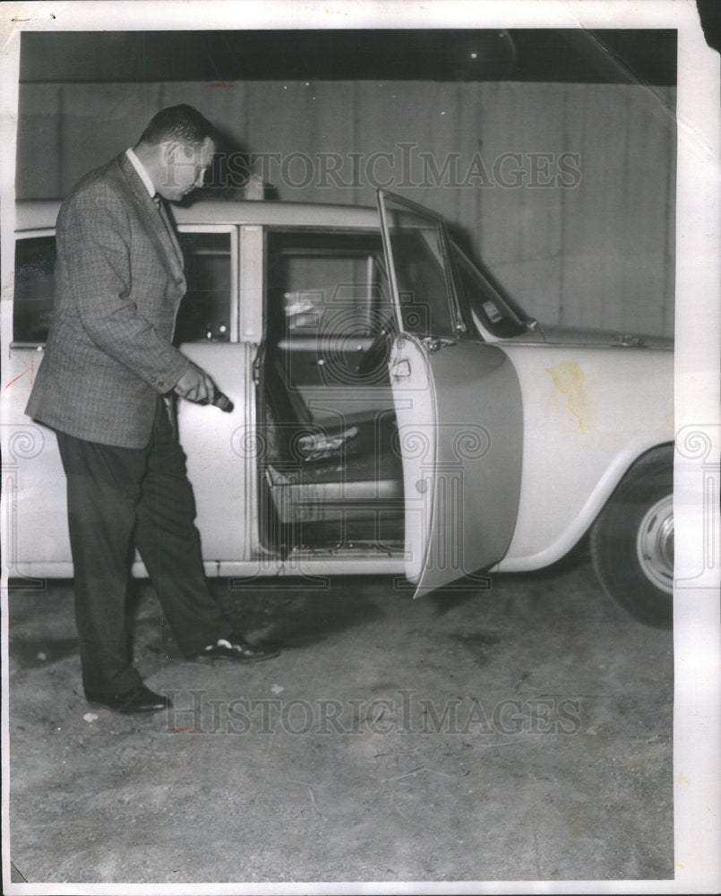 1962 Press Photo Sgt. Robert Mengler of the Chicero police views cab Leslie - Historic Images