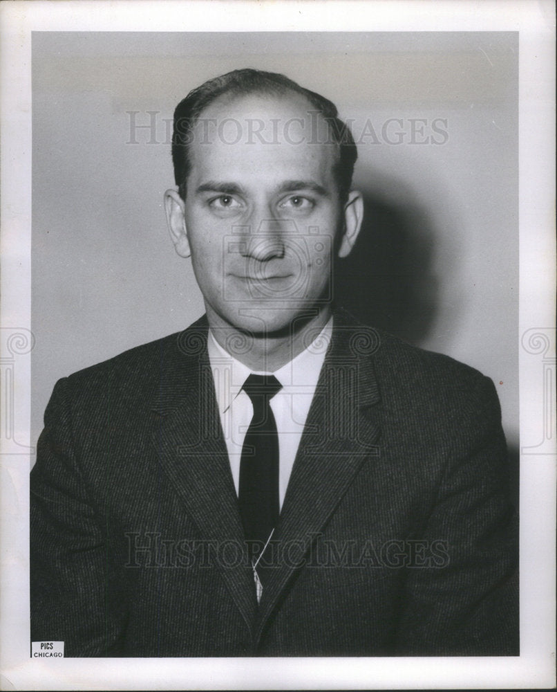 1958 Press Photo Leon Kendall Staff Economics United States Savings Bank - Historic Images