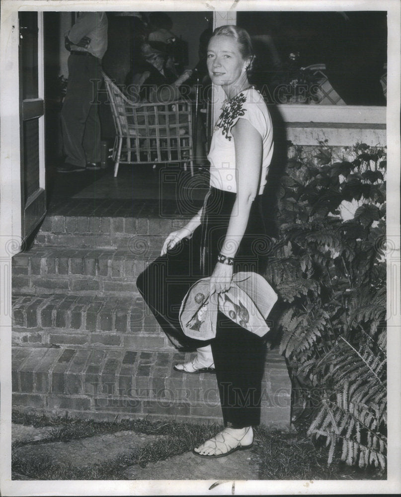 1951 Press Photo Mrs John Landreth&#39;s Lounge Wear Combined Velvet Slacks Blouse - Historic Images