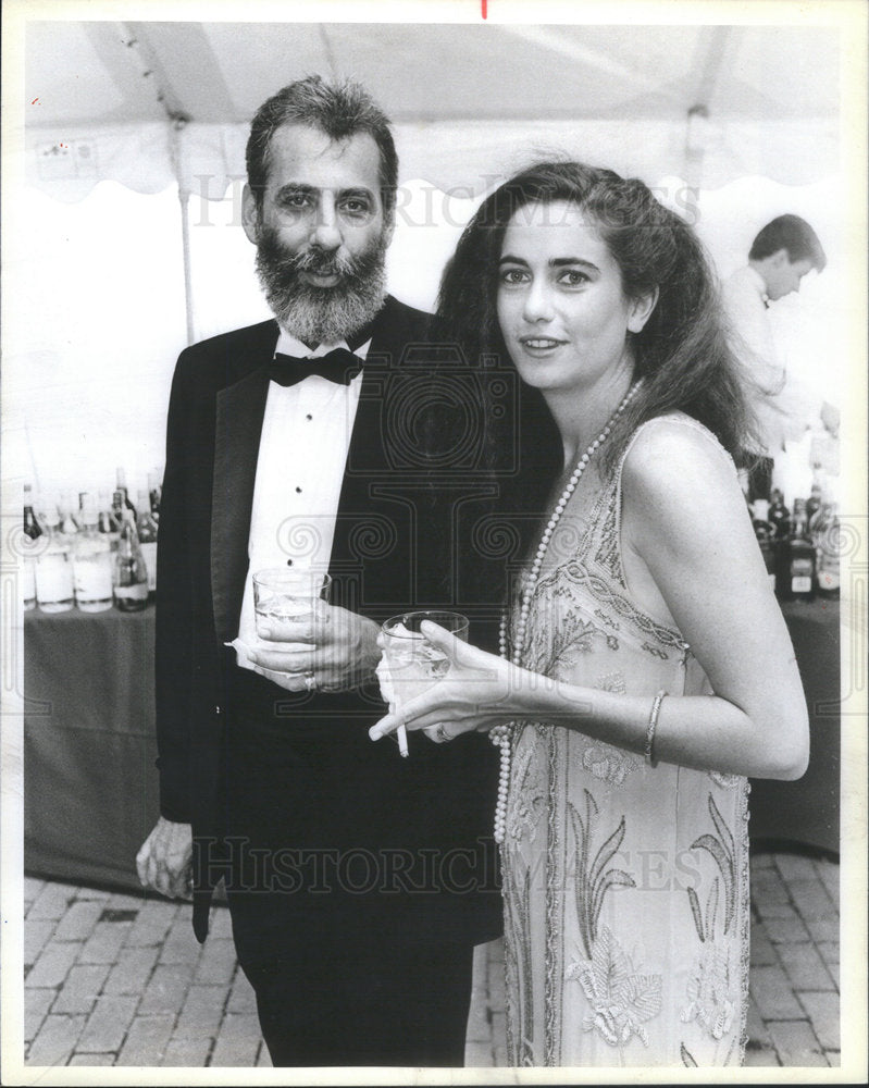 1984 Press Photo John Ginnes Producer Of Commercials Look In Keep Beads On Dress - Historic Images