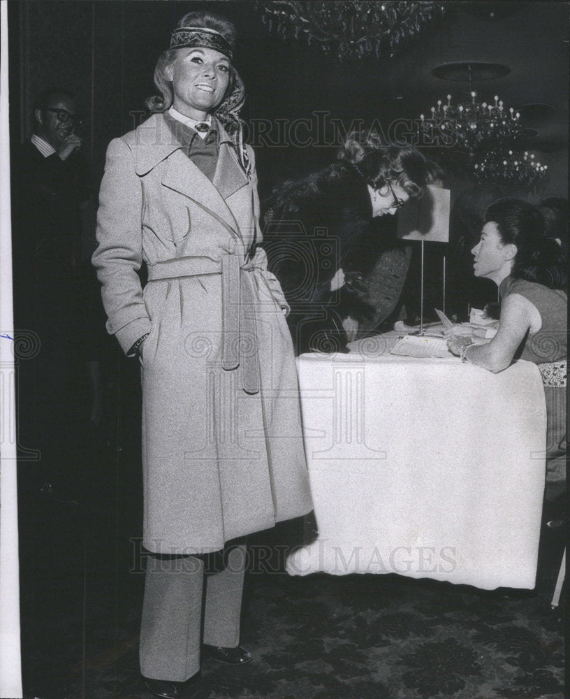 1970 Kenneth Gill Gold Coast Fashion Award Show Warp Tie Coat-Historic Images