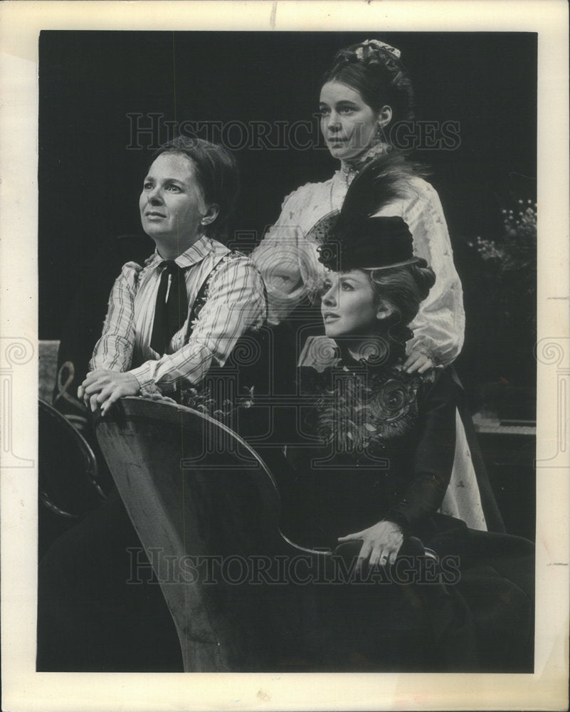 1969 Press Photo Angle Paton Kitty Winn  Michael Learned - Historic Images