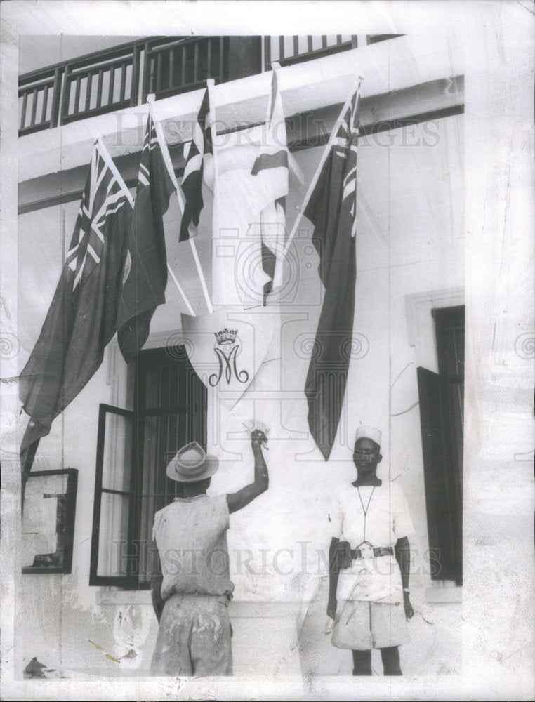 1956 workman central government office Kenya gaze policeman - Historic Images