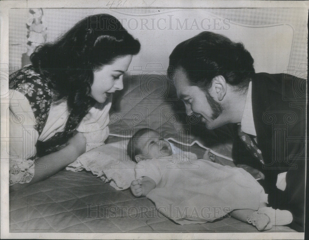 1945 Press Photo Hedy Baby Denise Hedwig Loder Lamara John Smiles Prettily baby - Historic Images