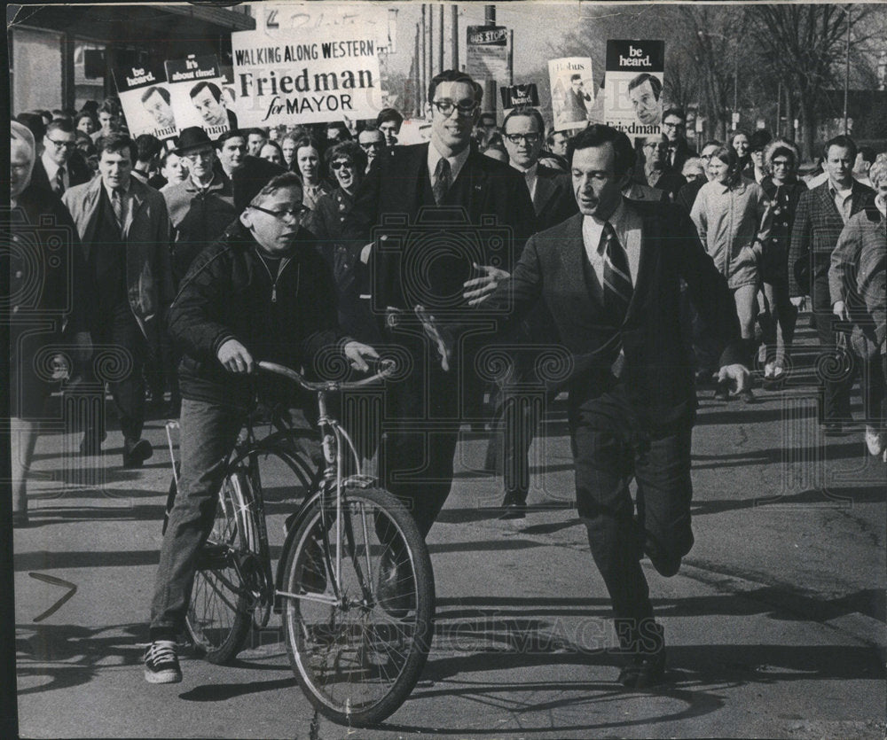 1970 Richard Friedman leg walk bicyclist Entourage Westren Avenue - Historic Images