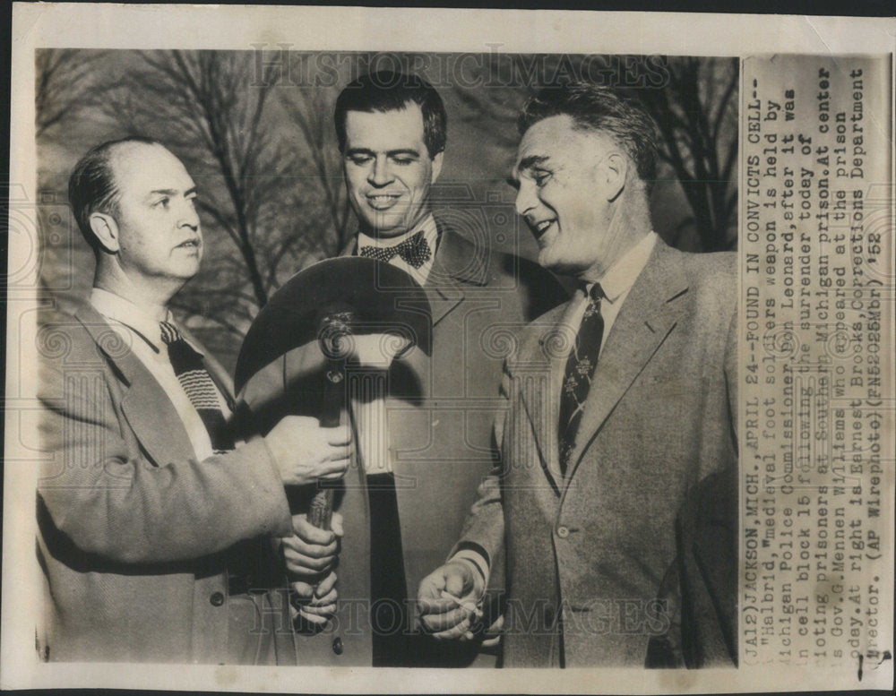 1952 Press Photo Cell Halbrid Soldiers Weapon Michigan Police Don Leonard - Historic Images