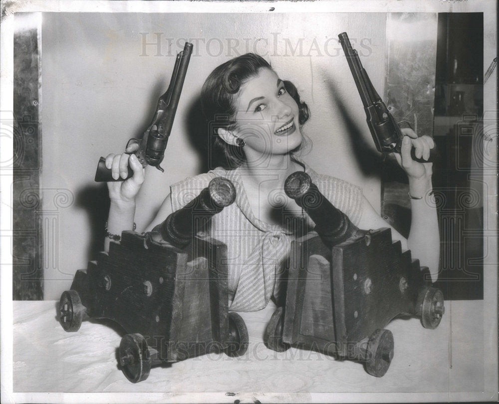 1958 Vicky Linden is "Queen of the Show" at the Hilton Hotel-Historic Images