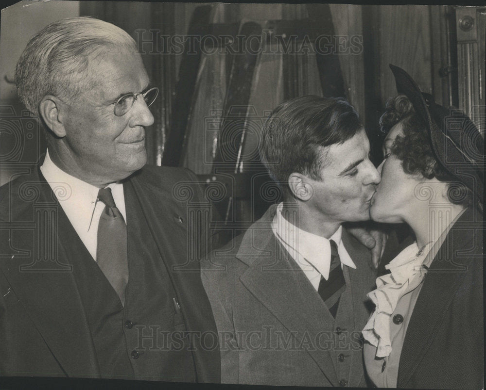 1946 James.Lincoln Wealthy Industrialist looks 
Mrs Laura Lincoln e-Historic Images