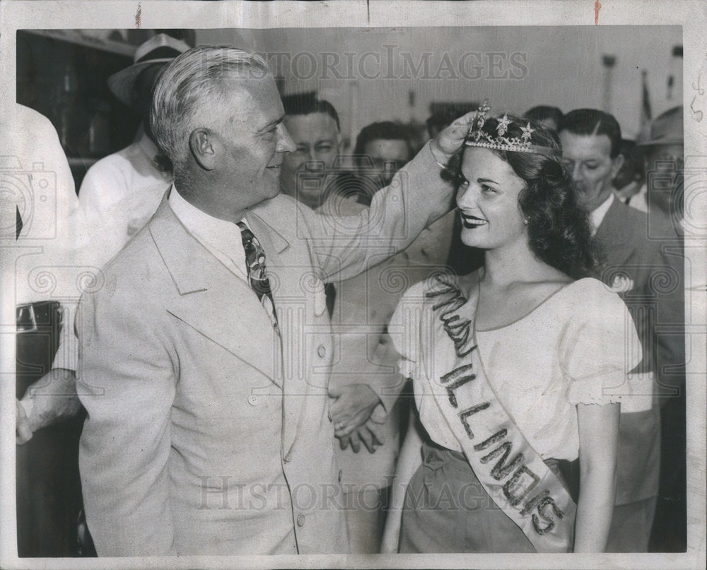 1946 Gov. Green adjusts crown of Viola Hutmacher "Miss Illinois