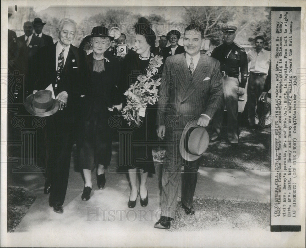 1948 Gov And Mrs Thomas Dewey Took Time Out From The NY Campaigning-Historic Images