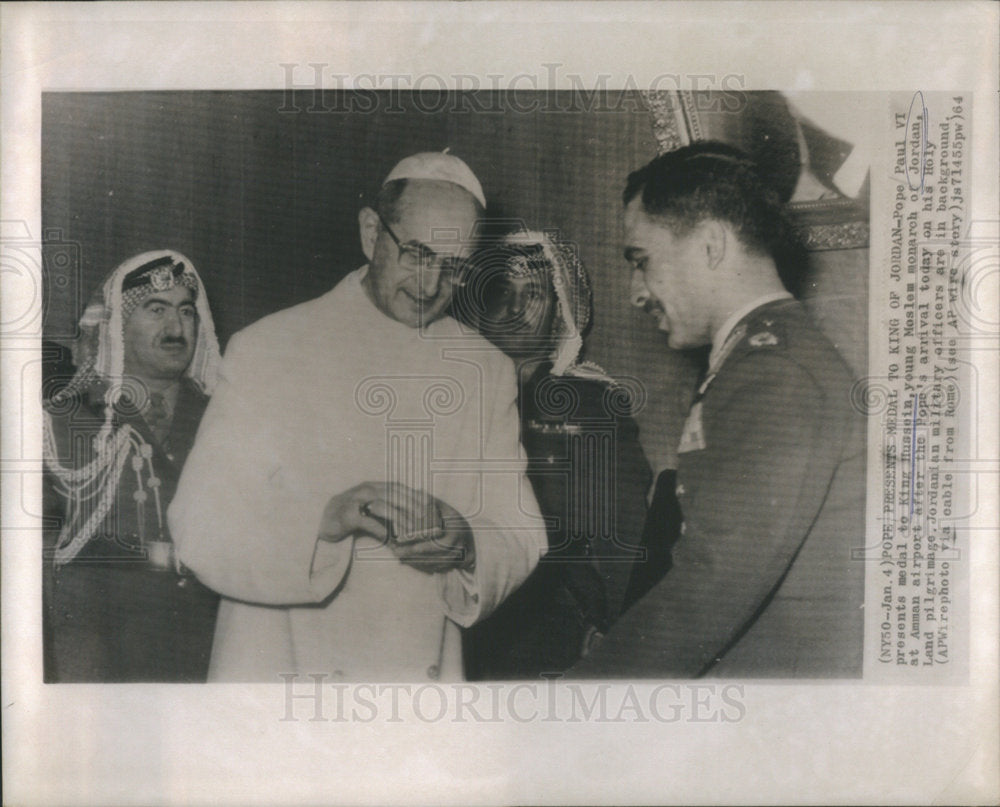 1964 Pope Presents Medal To King Hussein Of Jordan - Historic Images