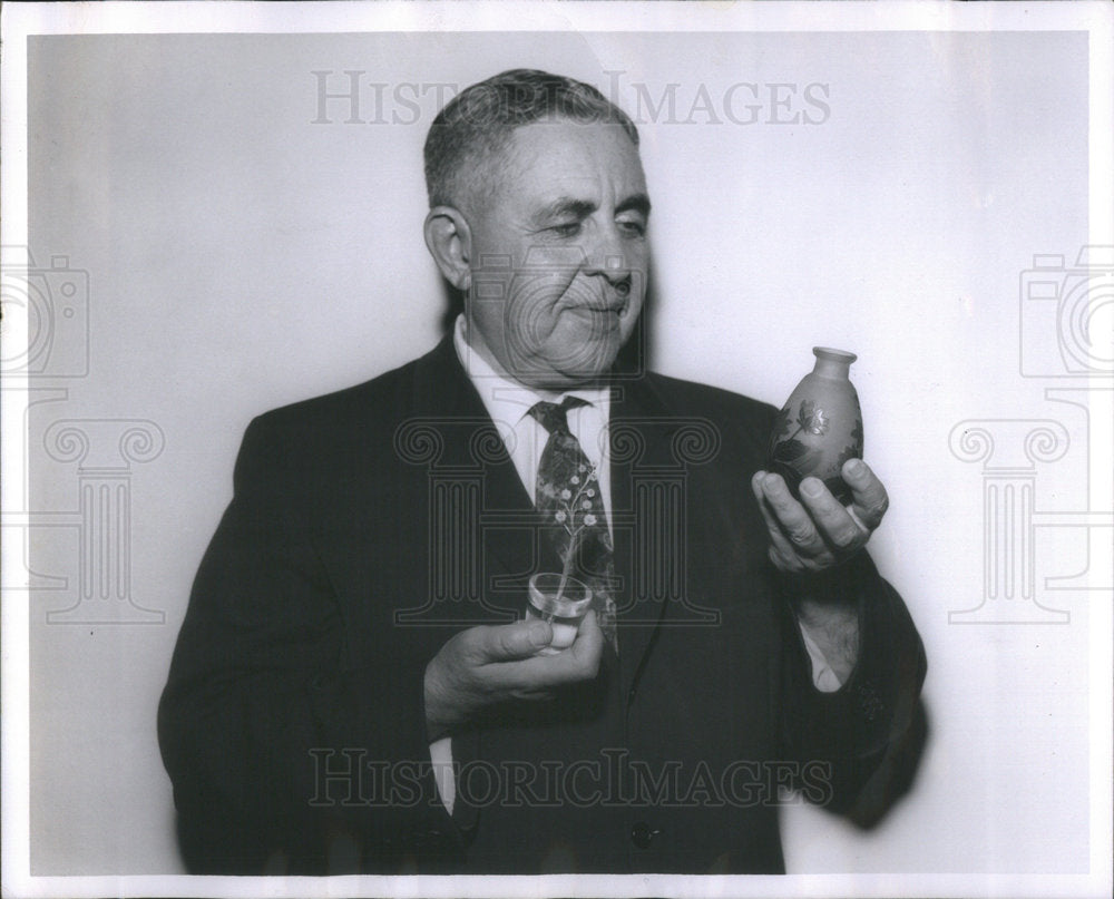1962 Press Photo Howard K. Hurwith/First Trust Savings Bank/Vase Collector - Historic Images