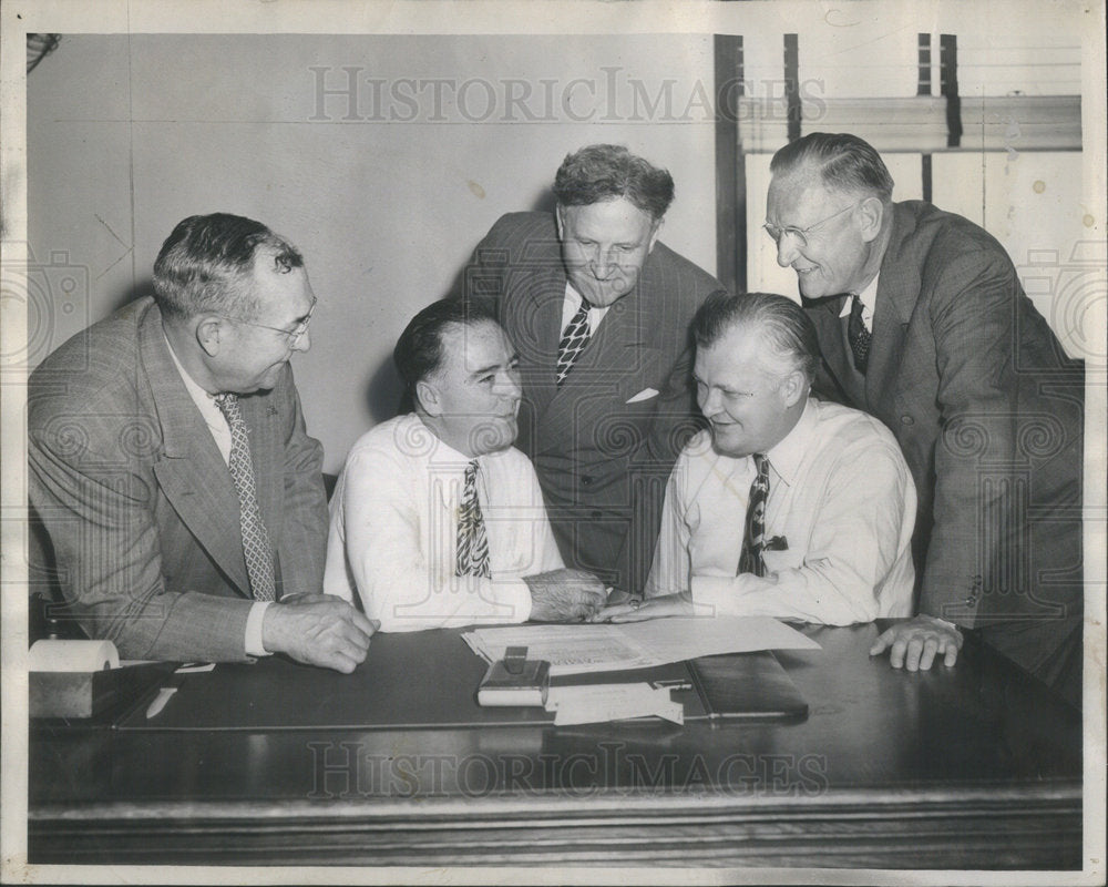 1947 Members of the Chicago Federation of Labor talking over plans-Historic Images