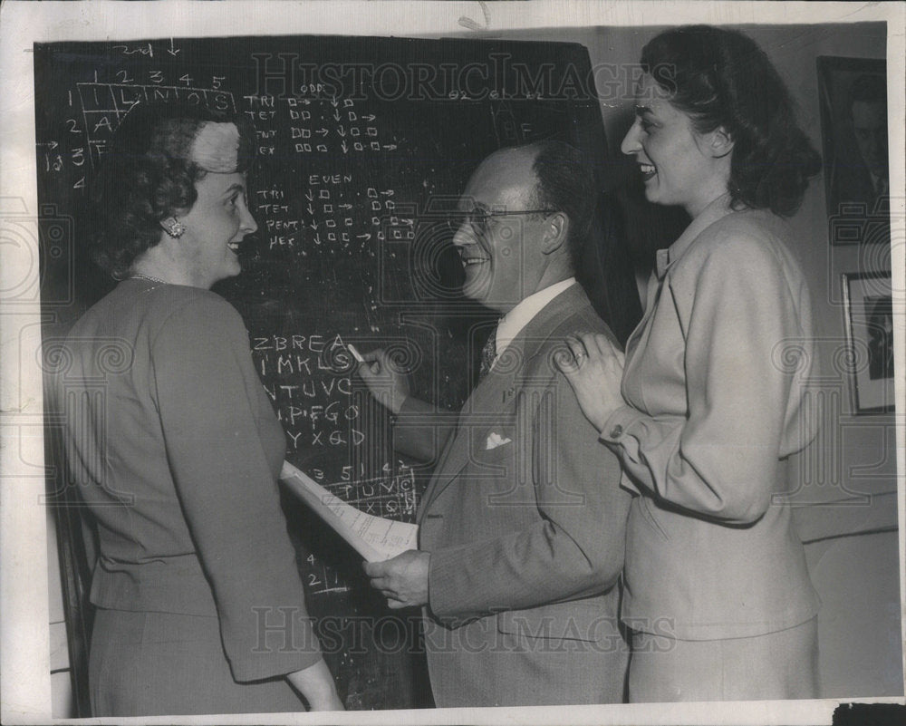 1947 Press Photo William Lee gives backstage lecture. - Historic Images