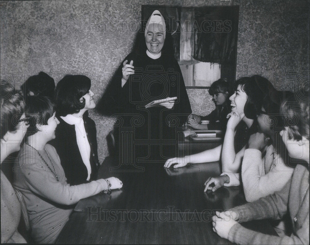 1966 Sister Mary Ann Ida meets with student at Mundelein College - Historic Images