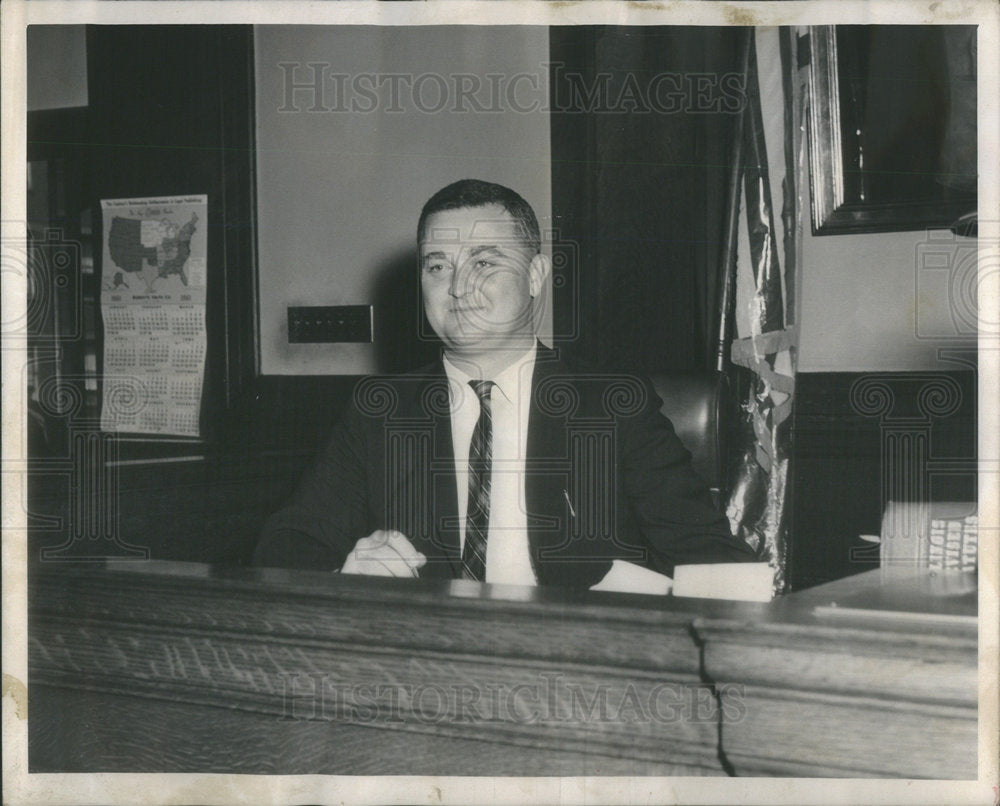 1961 Credit Commissioner operates Crooked - Historic Images