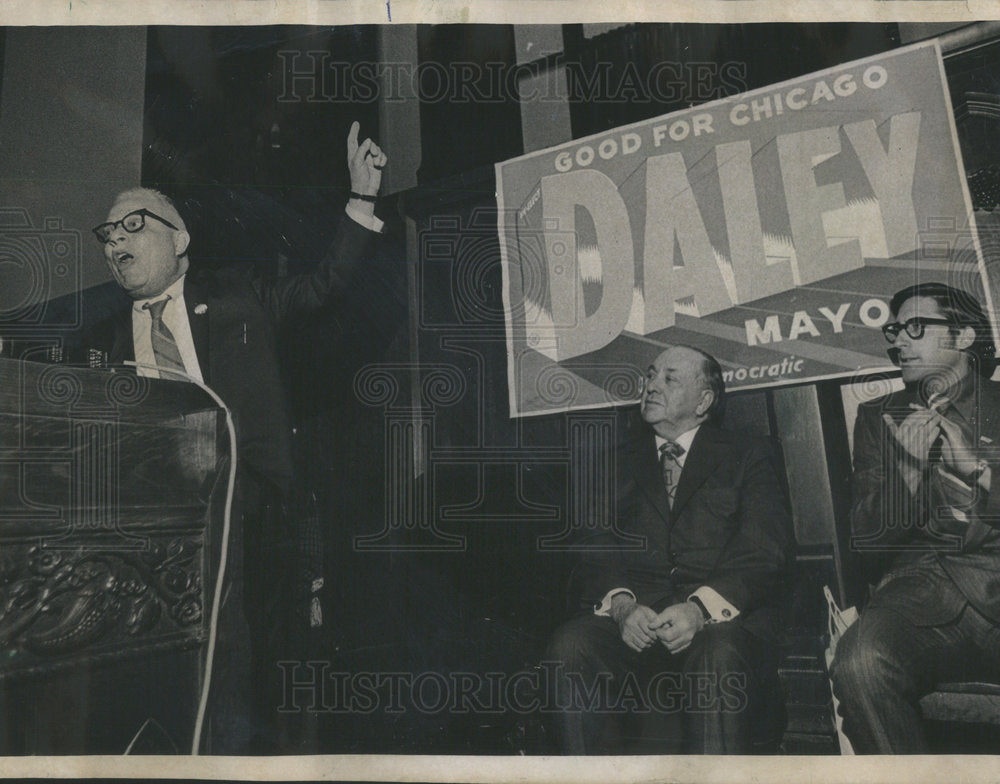 1971 Ald. Claude Holman introduces Mayor Daley at ward rally-Historic Images