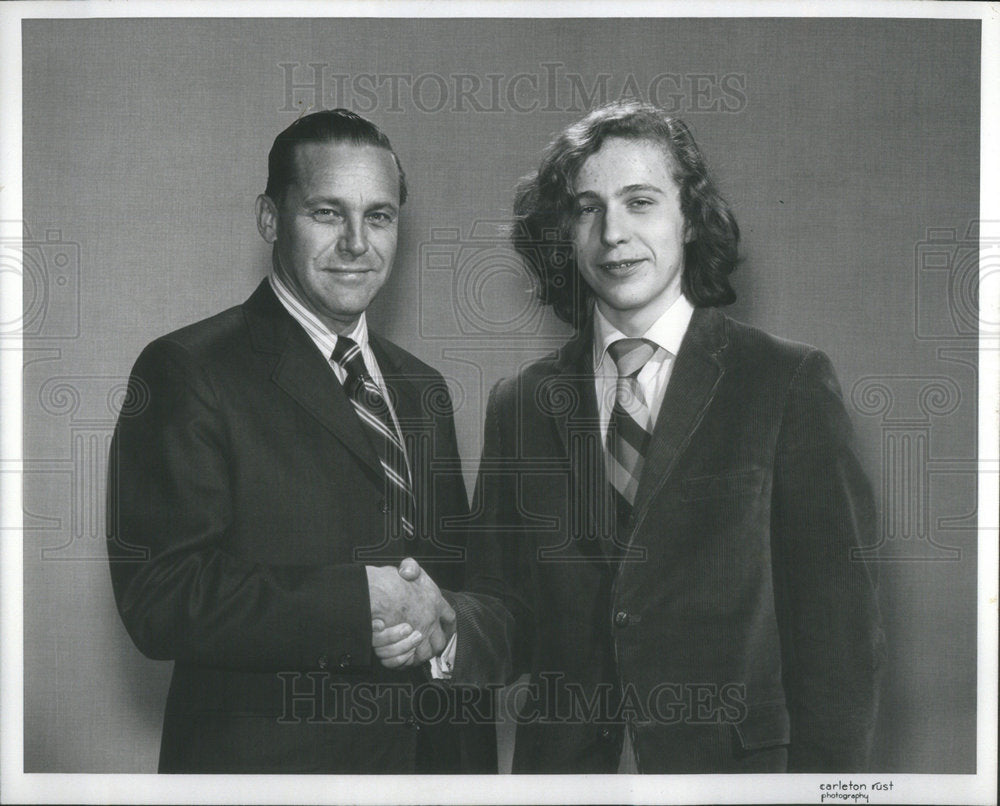 1972 Press Photo H.H. Holmquist Congratulates Leslie Szoo - Historic Images