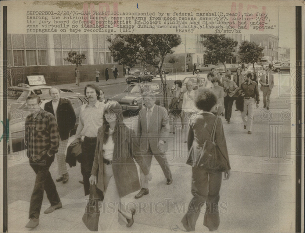 1976 Press Photo Federal Marshal Jury Hear Partician Hearst Robert Lifton Doctor - Historic Images