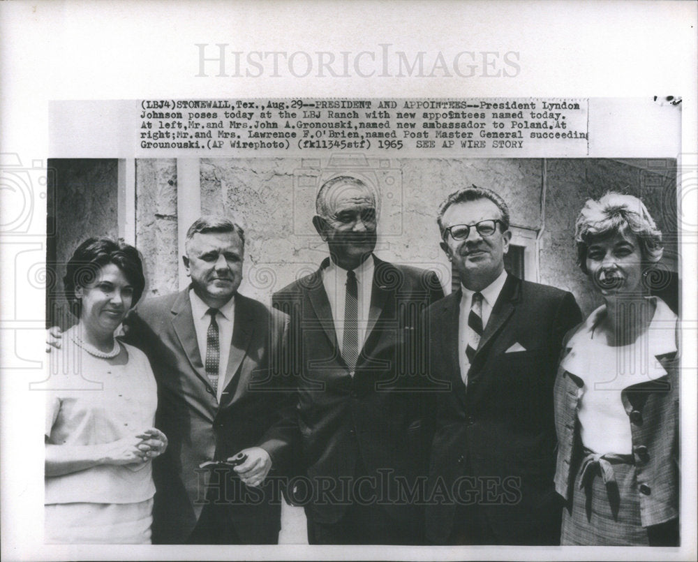 1965 Press Photo President Lyndon Johnson  poses today the LBJ Ranch - Historic Images