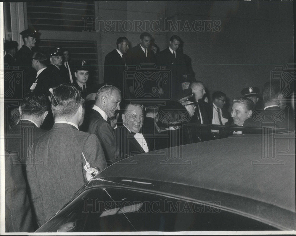 1966 Press Photo President Lyndon Johnson and first lady with Mayor Daley - Historic Images