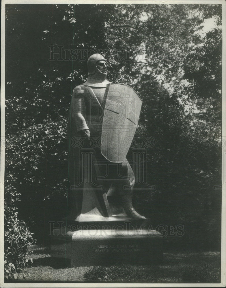 1931 Victor Lawson Statue Show Photograph Arm Suit Moment - Historic Images