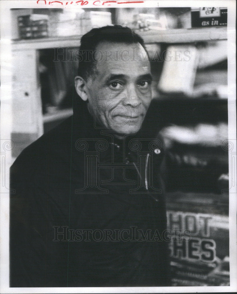 1973 Newsstand Owner Will Lose Business If Wentworth Station Closes - Historic Images