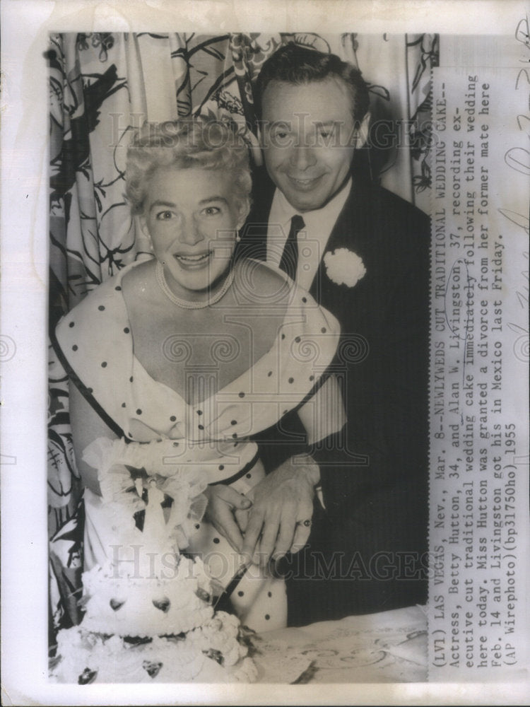 1955 Press Photo Actress Betty Hutton Alan Livingston Cut Wedding Cake - Historic Images