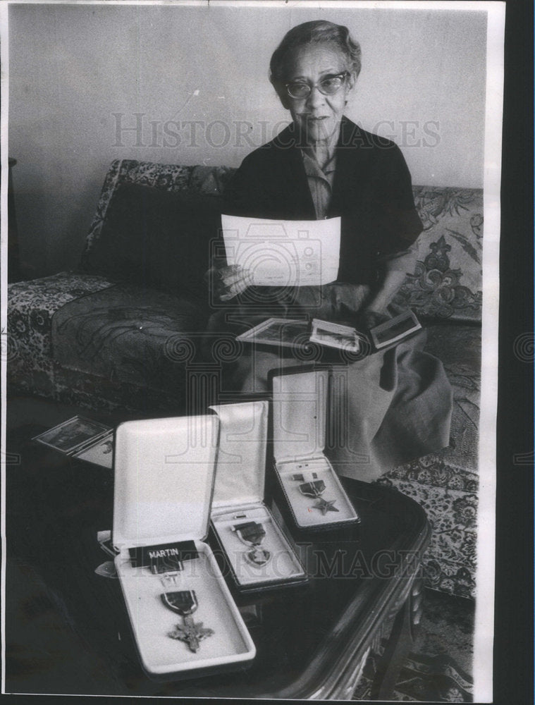 1968 Army sergeant Mrs Betty Martin Reads citation Award Cross Son - Historic Images