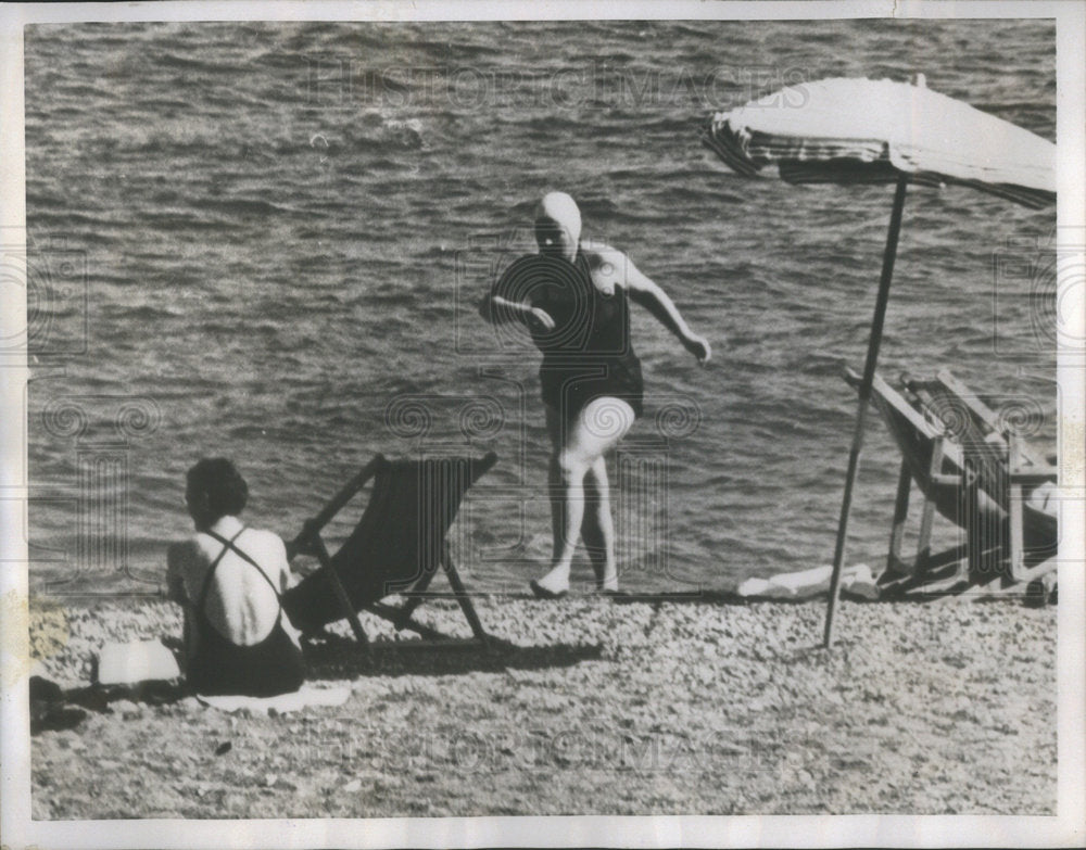 1956 Queen Juliana of Netherlands Toarmina Beach, Sicily-Historic Images
