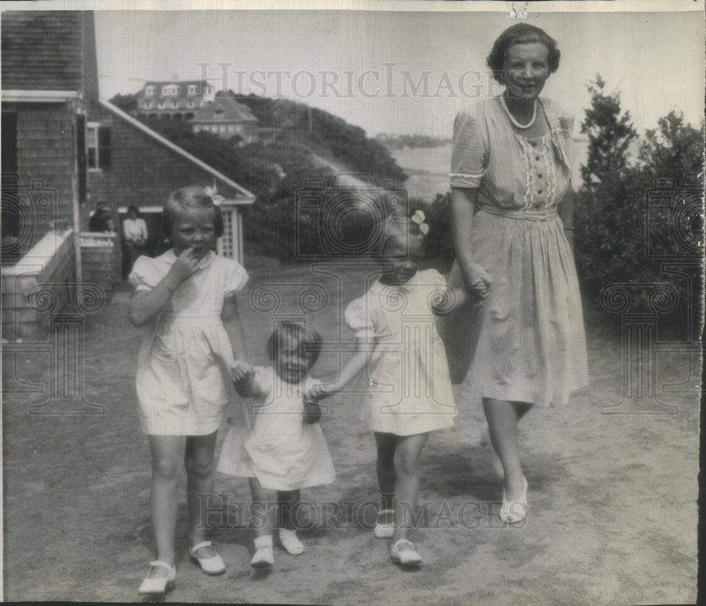 1944 Juliana Netherlands Daughters-Historic Images