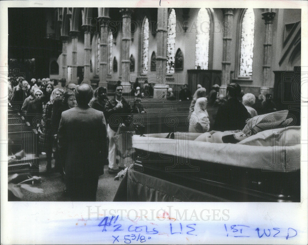 1982 Press Photo Casket Cardinal John Cody Aisle Holy Name Cathedral Body Mourne - Historic Images