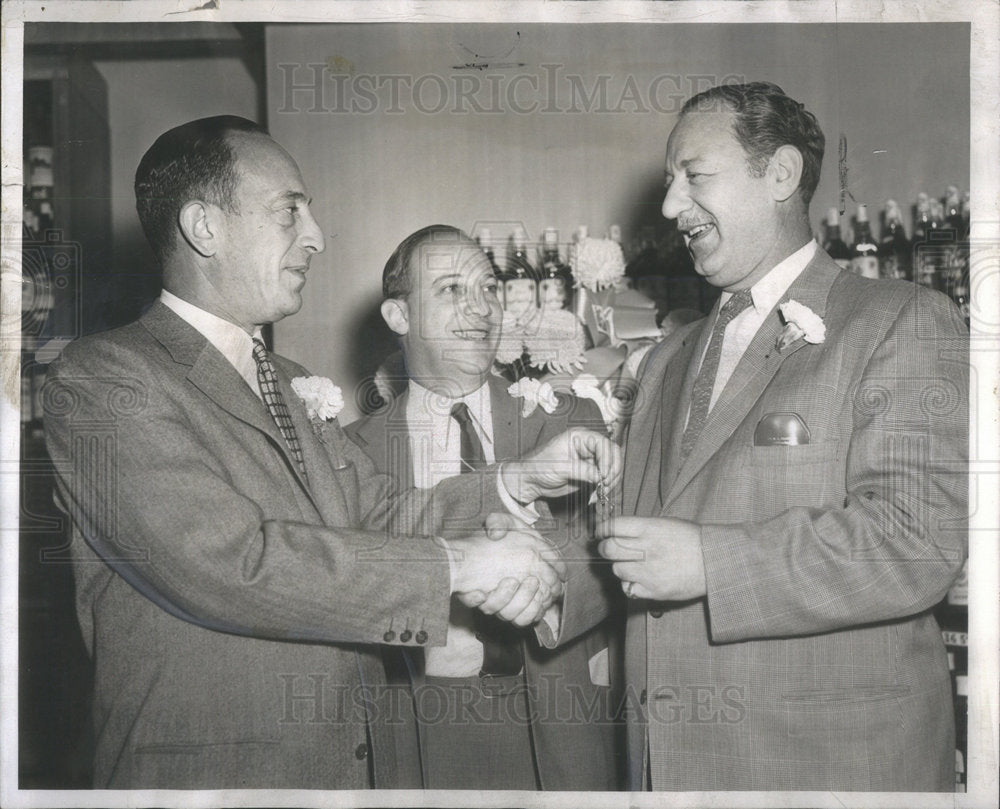 1956 Press Photo Food Store Hillman Lou Copan Key Berwyn Cermak Shop Manager - Historic Images