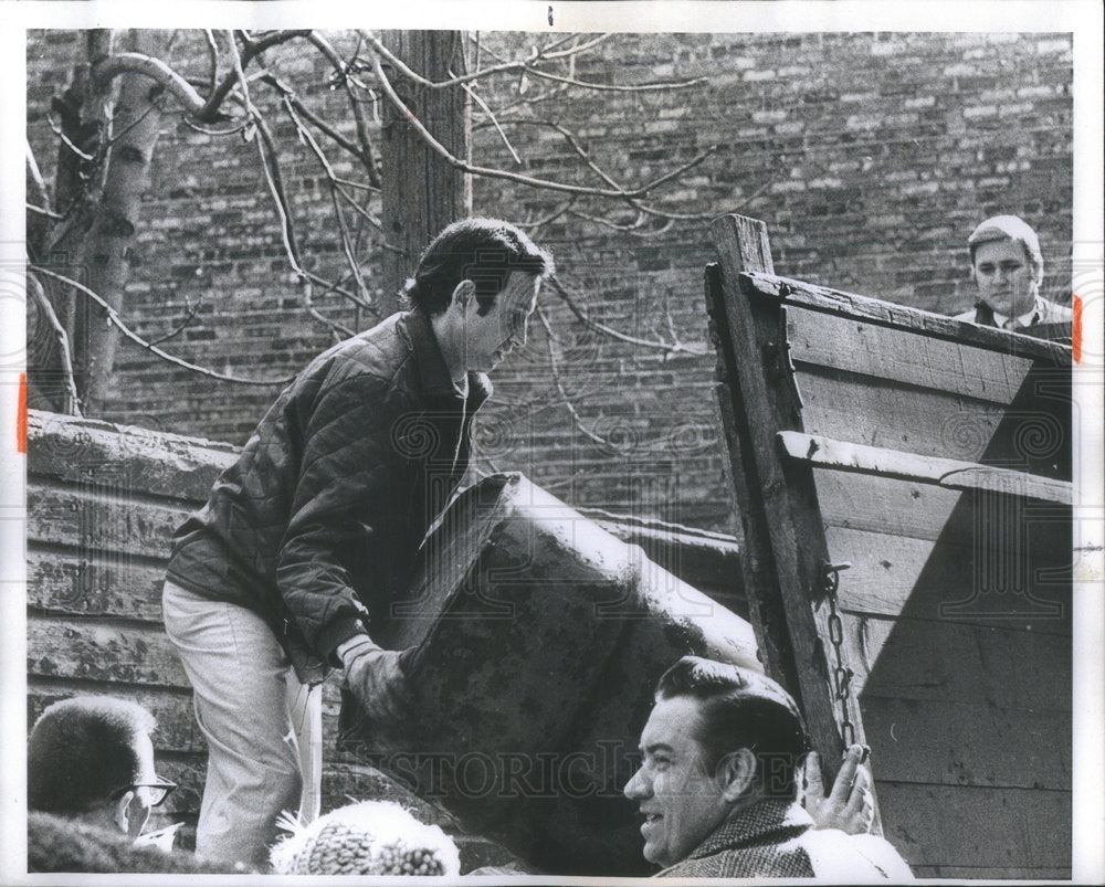 1971 Republican Mayoral candidate Richard Friedman collects trash-Historic Images