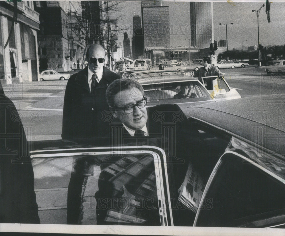 1974 Press Photo O&#39;Hare Airport Security Service Chicago Henry Kissinger Hotel - Historic Images