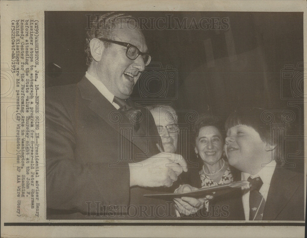 1973 Press Photo Peter Sherman Presidential adviser Henry Kissinger Salute John - Historic Images