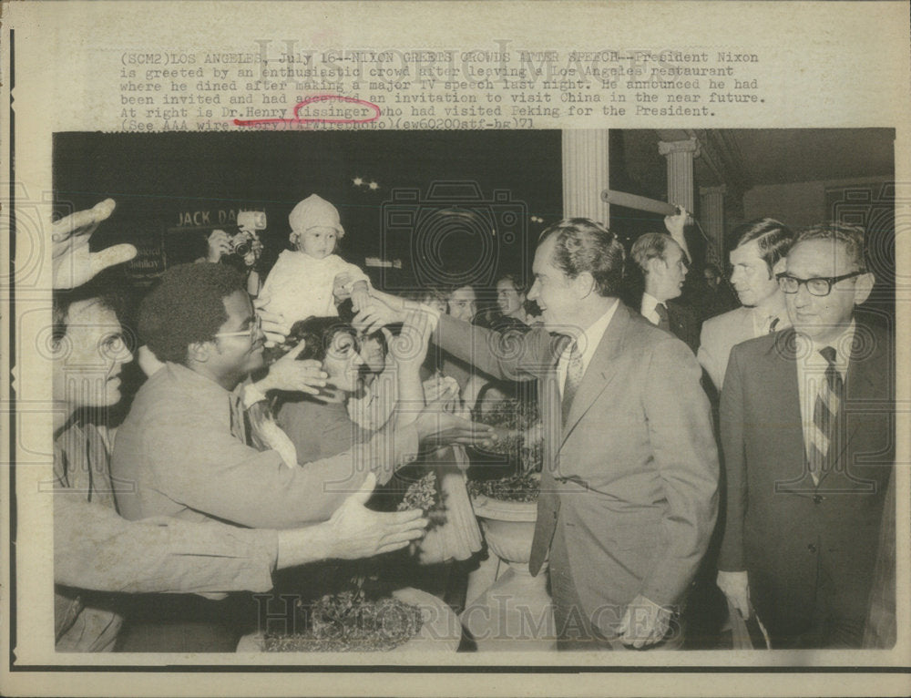 1971 Press Photo President Nixon Is Greeted By Crowd; Dr. Henry Kissinger - Historic Images