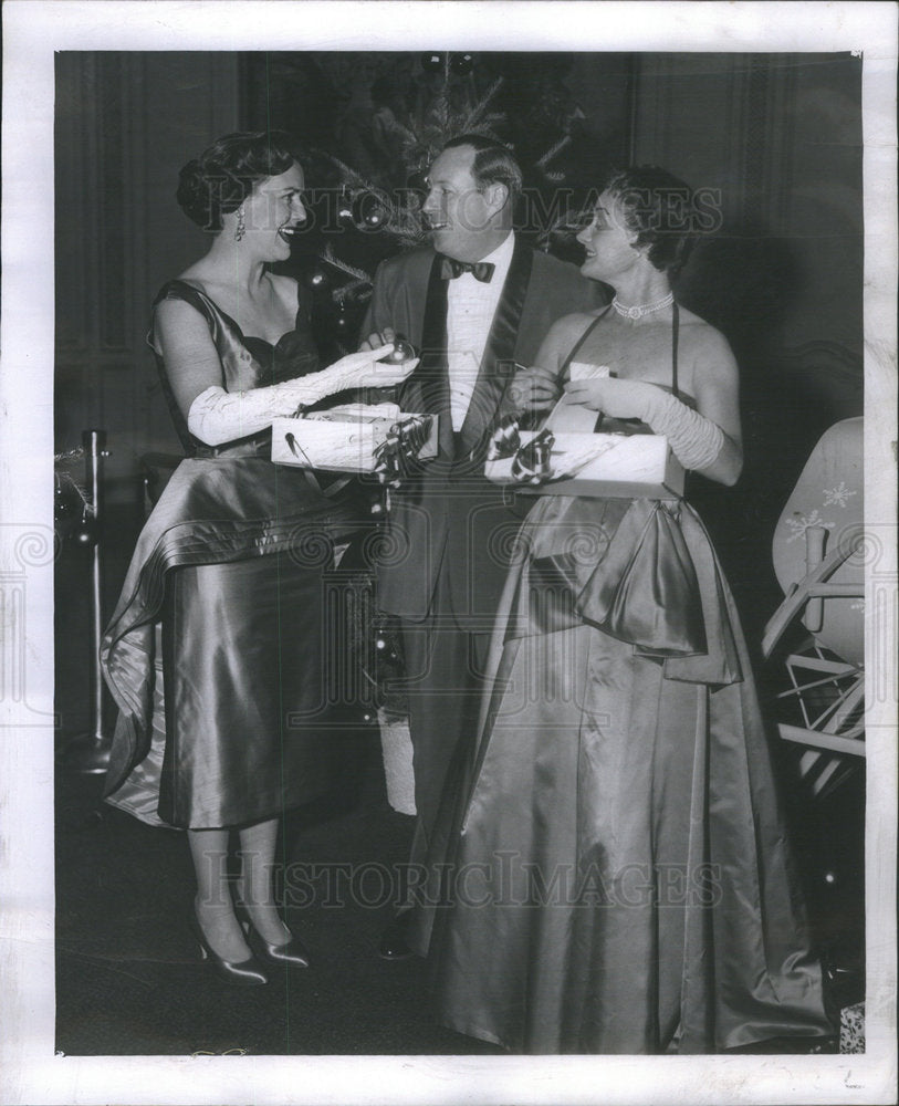 1957 Mrs. and Mrs. Louis B. Kuppenheimer Chicago Socialites - Historic Images