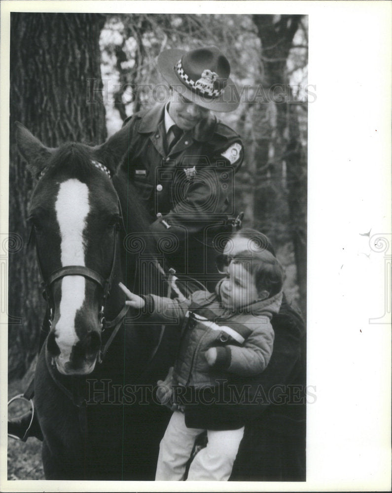 Press Photo Policeman riding horse Kid - RSC19213 - Historic Images