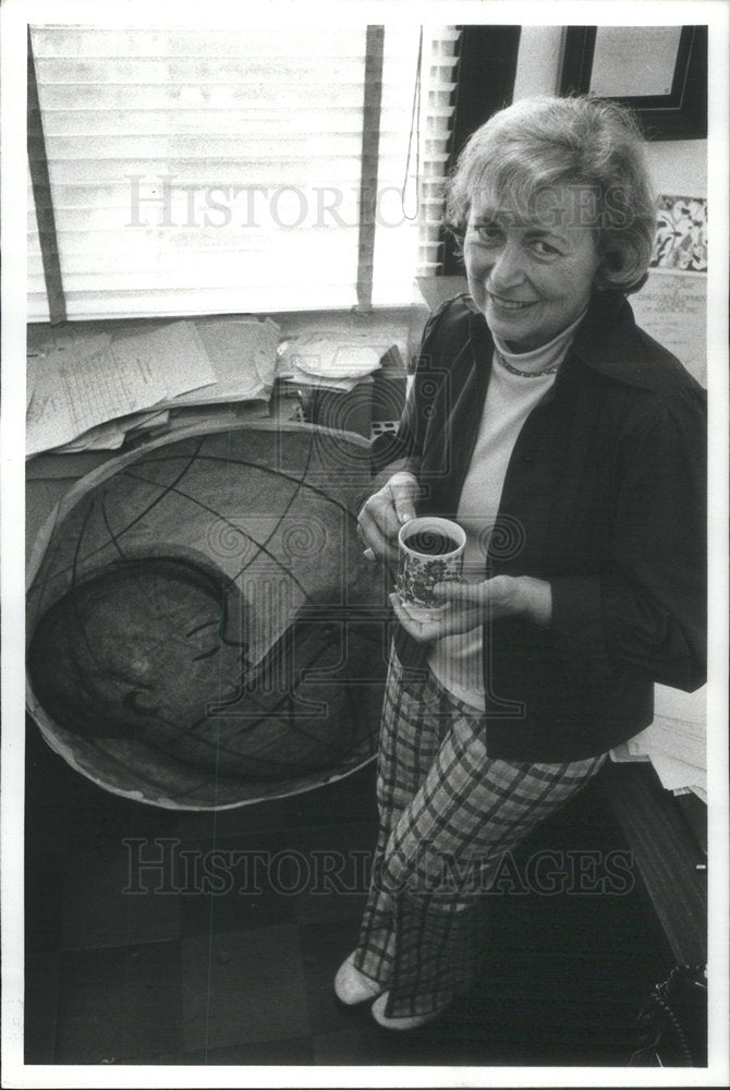 1977 Sylvia Cotton Doers column Pat Moore crisis council president-Historic Images