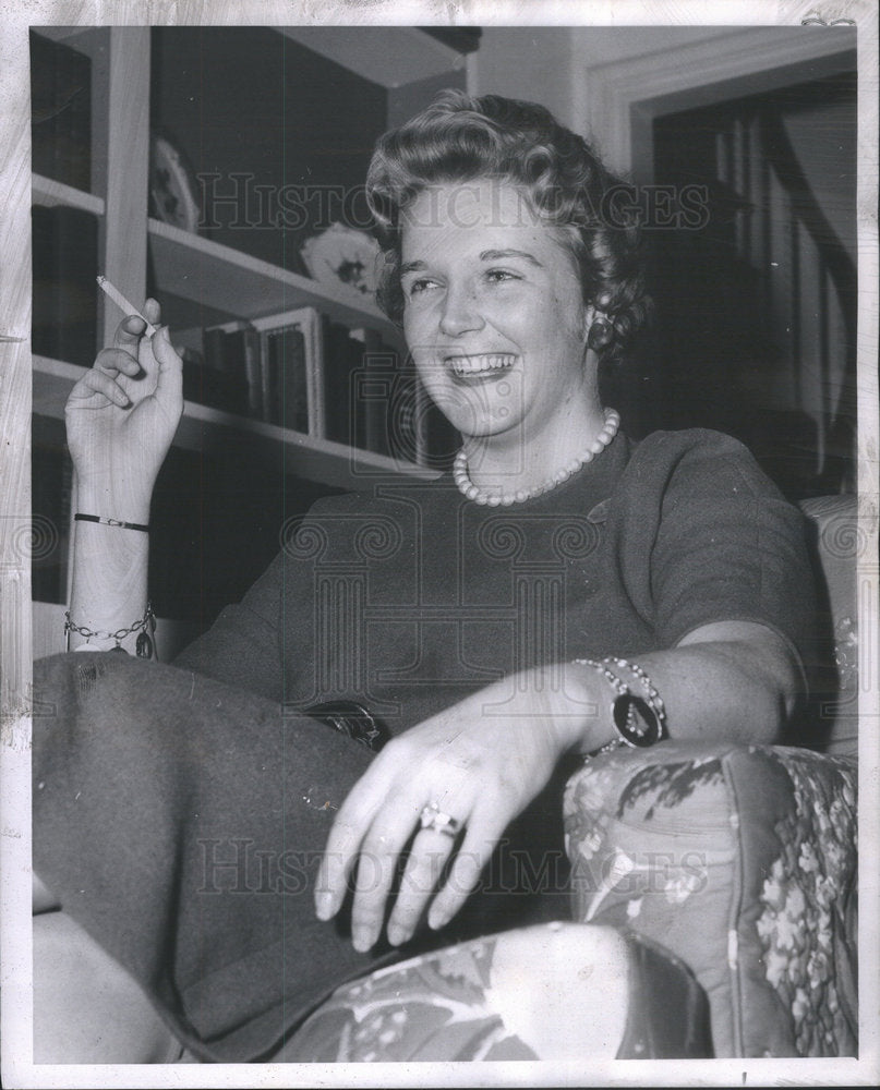 1962 Press Photo Stewart Dixon North Side apartment wool dress society matrons - Historic Images