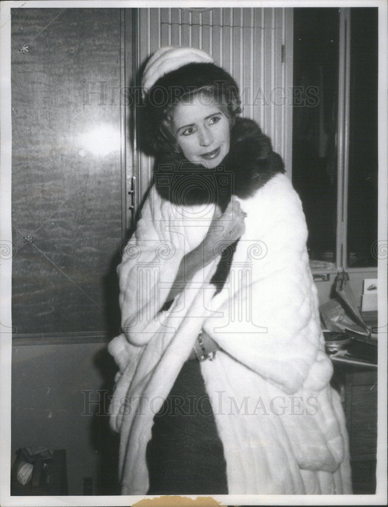 1960 Britain Lady Norah Docker New York Queen Mary Lady Docker coat-Historic Images