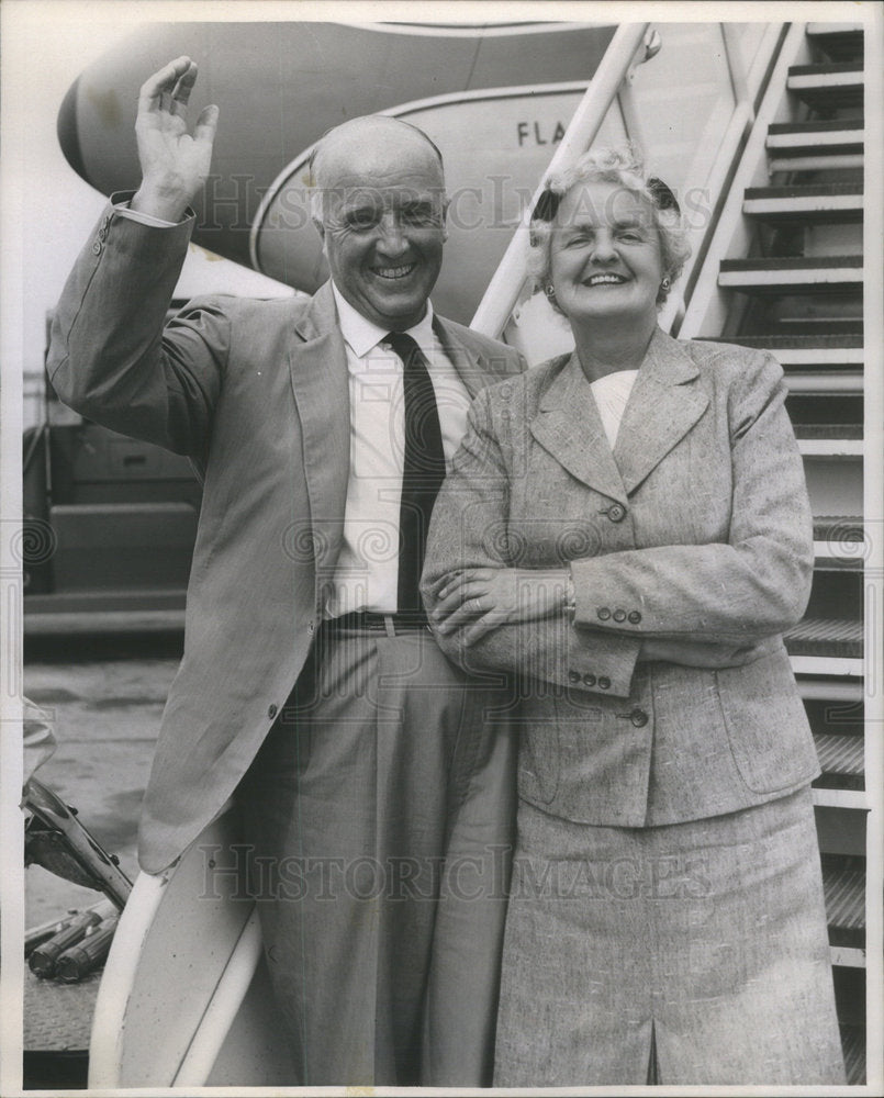 1959 Press Photo Dr. and Mrs. Charles Best co-discoverer of insulin arrives Chi - Historic Images